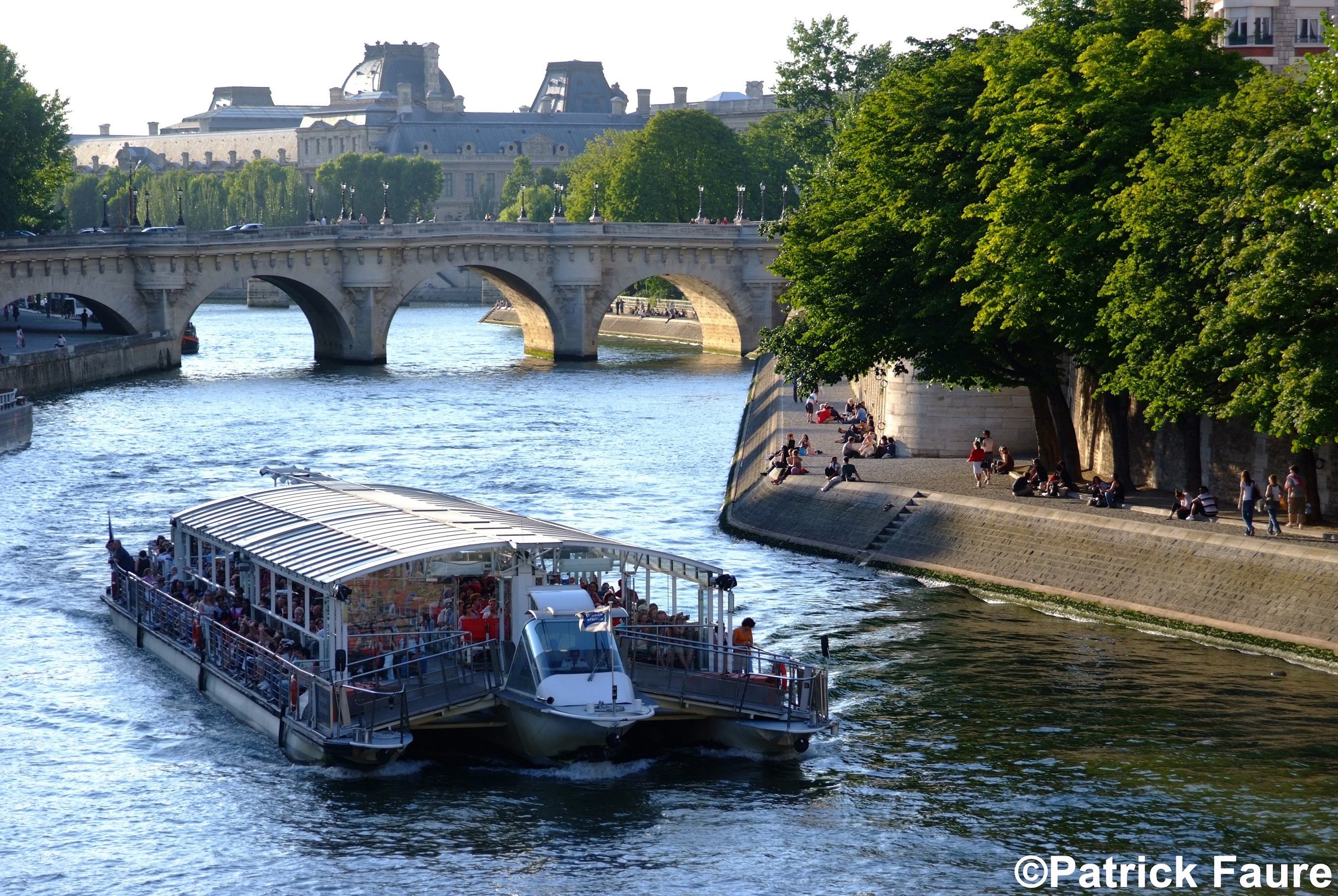 Les bateaux. Речной круиз по сене Париж Bateaux Mouches. Париж: часовой круиз по реке сене. Бато муш кораблик в Париже. Кораблик по сене Париж.